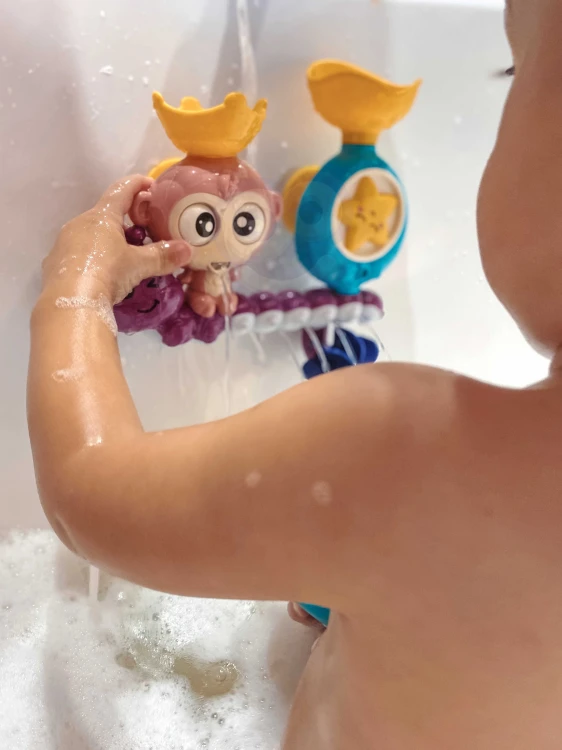 Kolorystyka zabawki — żywe żółte i pomarańczowe elementy małpki, kontrastowe detale WOOPIE BABY