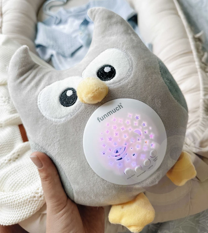 Detal twarzy Sówki usypiacza — haftowane elementy, przyjazne wyrazy i staranne wykończenie WOOPIE BABY