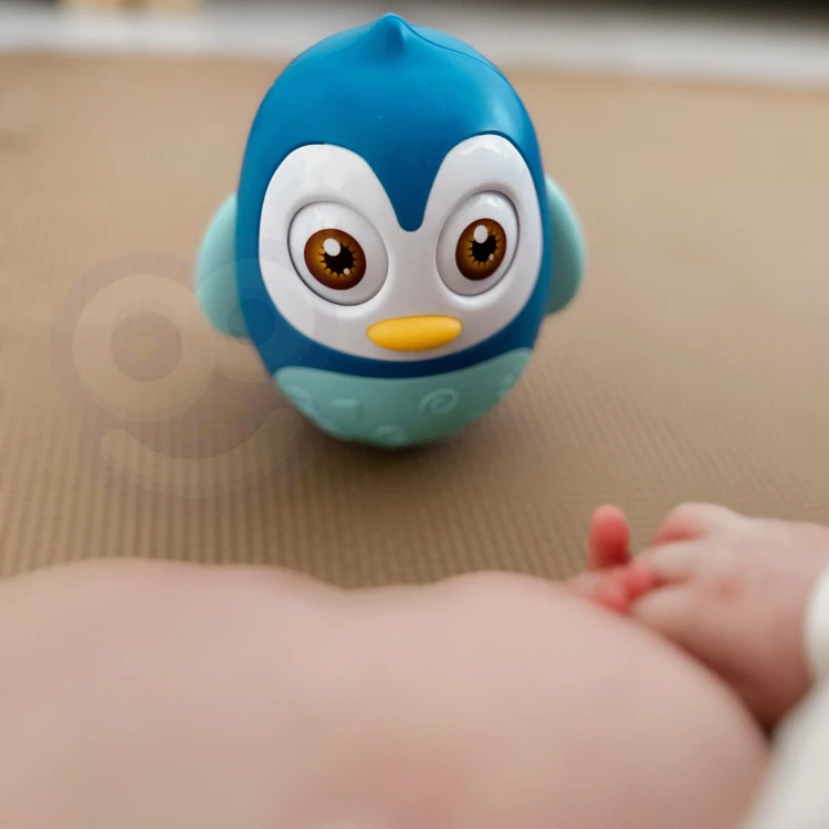 Spód wańki wstańki WOOPIE BABY 88 — zaokrąglona podstawa widoczna z profilu, pokazana stabilność zabawki