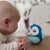 Detale sensoryczne WOOPIE BABY 88 — elementy do dotyku i kontrastowe przeszycia widoczne z boku zabawki