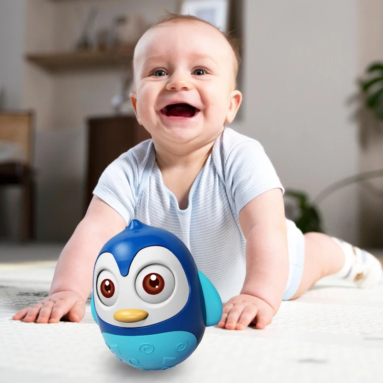 Dziecko bawi się Wańką Wstańką WOOPIE BABY 88 — ujęcie pokazujące zabawę rozwijającą koordynację i dotyk
