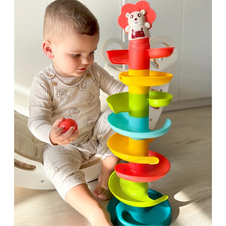 Rozłożone elementy zestawu WOOPIE BABY 88 — moduły spirali, podpórki i wszystkie sześć kulek obok siebie