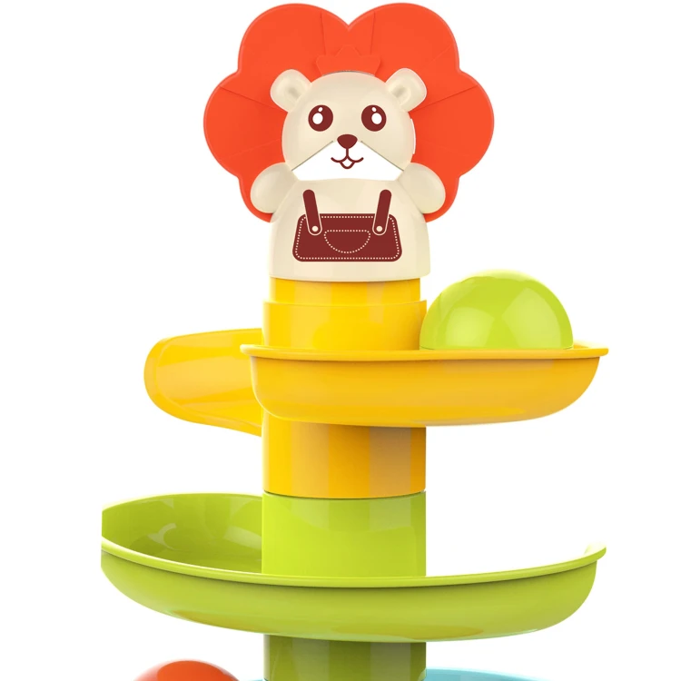 Dziecko popycha kulkę w spiralę WOOPIE BABY 88 — ujęcie podczas zabawy pokazujące dynamikę ruchu