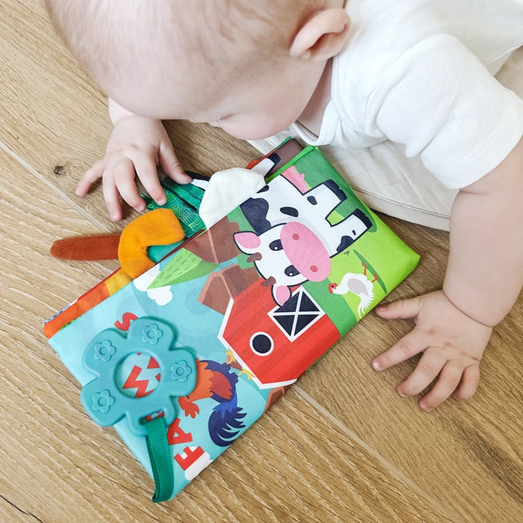 Detal materiału książeczki 88 WOOPIE BABY — miękka tkanina, przeszycia i bezpieczne elementy dotykowe
