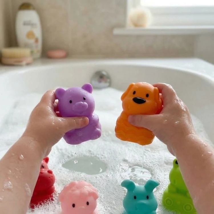 Ujęcie z góry na miękkie zwierzaki sensoryczne — WOOPIE BABY, kontrastowe faktury i przyjazne buzie