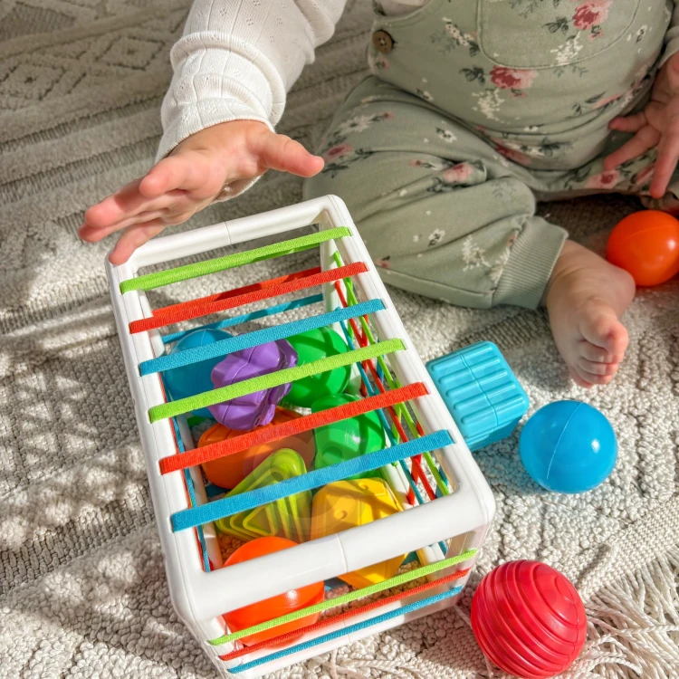 Dziecko bawiące się kostką sensoryczną WOOPIE BABY z miękkimi piłeczkami