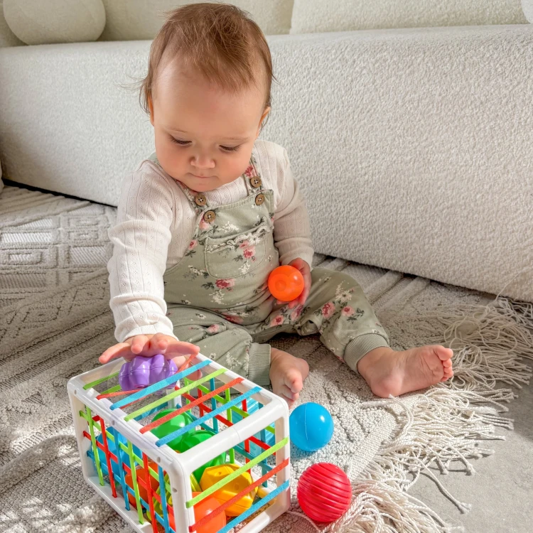 Kolorowa elastyczna kostka sensoryczna WOOPIE BABY z widocznymi gumkami