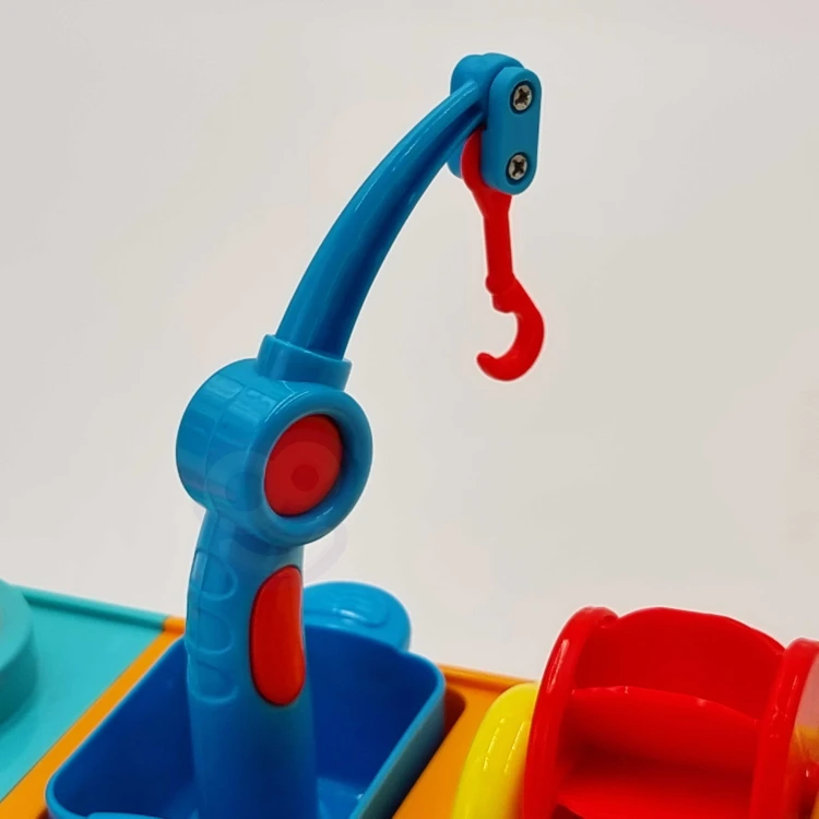 Zbliżenie na spód i profil kadłuba statku WOOPIE BABY 88 — tekstura plastiku i wykończenie powierzchni