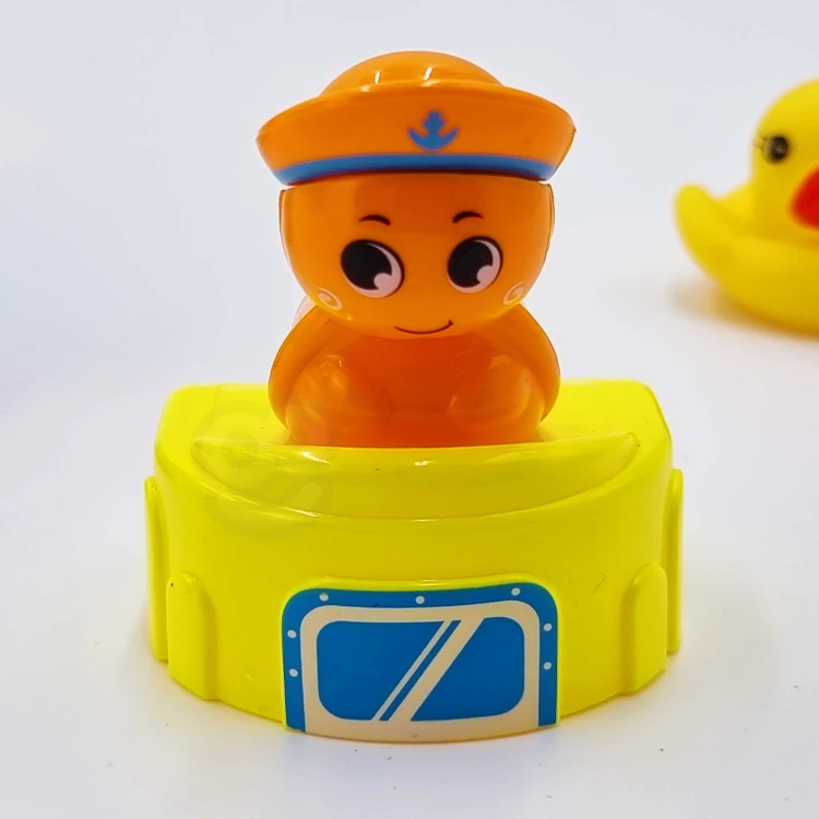 Statek płynący po wodzie — sylwetka i równowaga zabawki WOOPIE BABY 88 uchwycone w ruchu