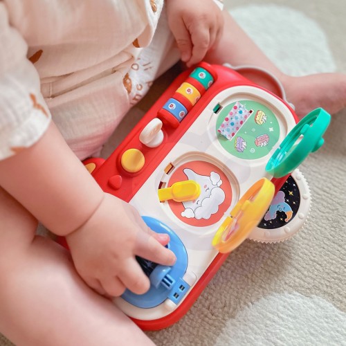 Widok z góry na zestaw WOOPIE BABY 88 — kolorowe elementy manipulacyjne rozmieszczone na podłożu, różnorodne kształty