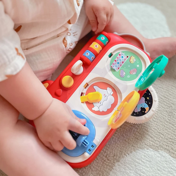 Widok z góry na zestaw WOOPIE BABY 88 — kolorowe elementy manipulacyjne rozmieszczone na podłożu, różnorodne kształty