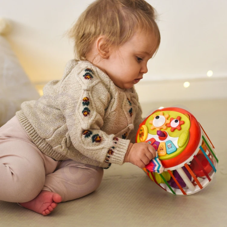 Sortowanie kształtów w interaktywnej kostce Woopie Baby – zabawa i nauka