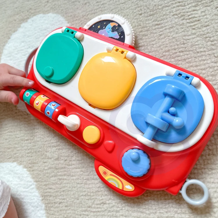 Widok boczny WOOPIE BABY 88 — zawieszone moduły, ruchome części i kontrastujące kolory zachęcające do zabawy