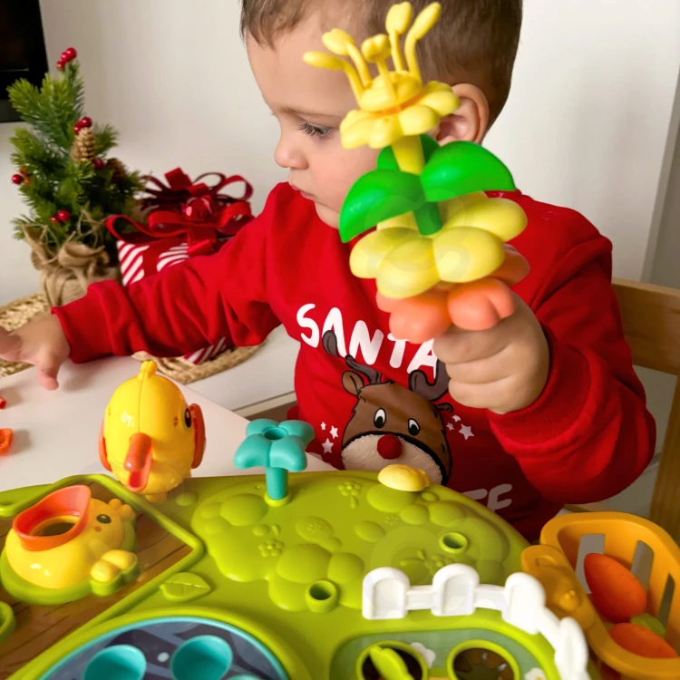Od spodu — stabilna podstawa i antypoślizgowe nóżki multistolika 8w1 WOOPIE BABY w zbliżeniu