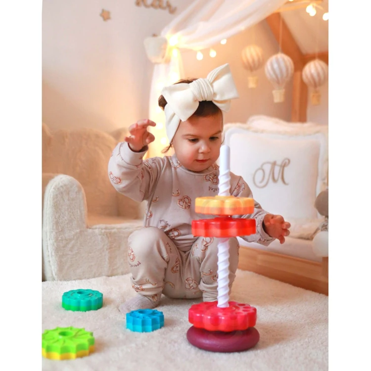 Boczny profil piramidki WOOPIE BABY — ułożone krążki tworzą stabilną konstrukcję do nauki chwytania