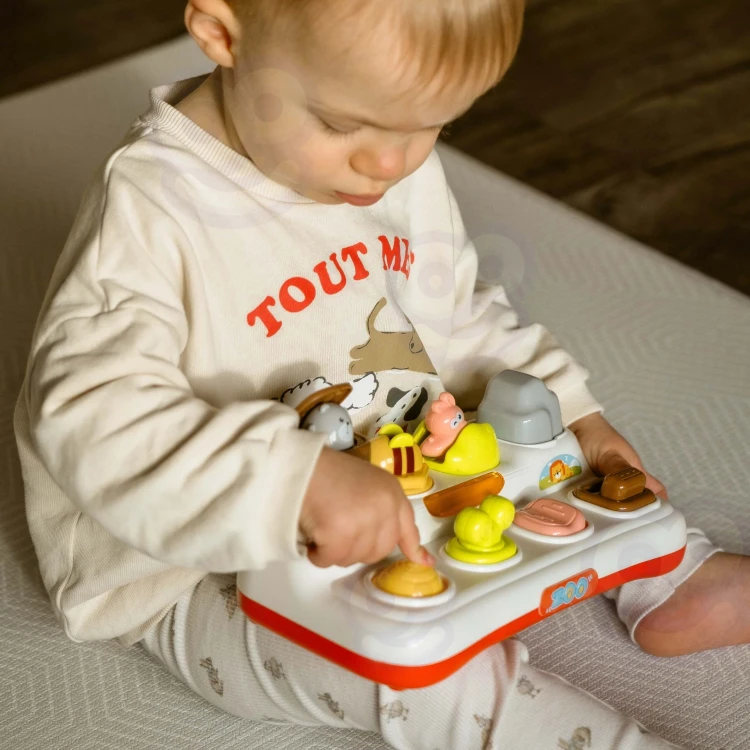 Widok z góry na planszę z wyskakującymi zwierzątkami WOOPIE BABY, żywe kolory i kształty