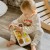 Dziecko naciskające przycisk, wyskakujące zwierzątko ZOO WOOPIE BABY w użyciu