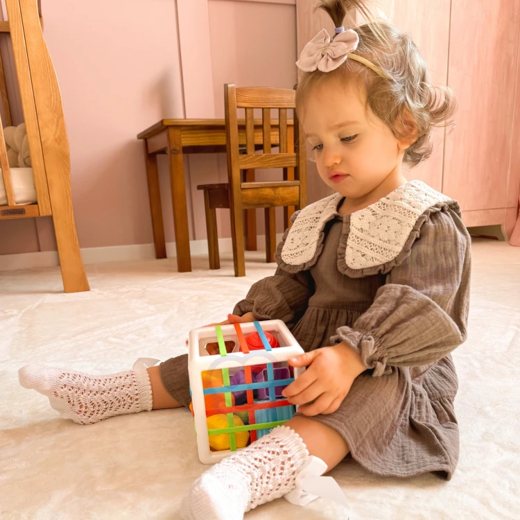 Elastyczny bok kostki w zbliżeniu — elastyczna konstrukcja sortera WOOPIE BABY ułatwia wkładanie i wyjmowanie kształtów