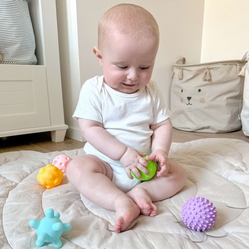 Zbliżenie na fakturę klocka z zestawu WOOPIE BABY — różne wypustki i miękka powierzchnia do ściskania