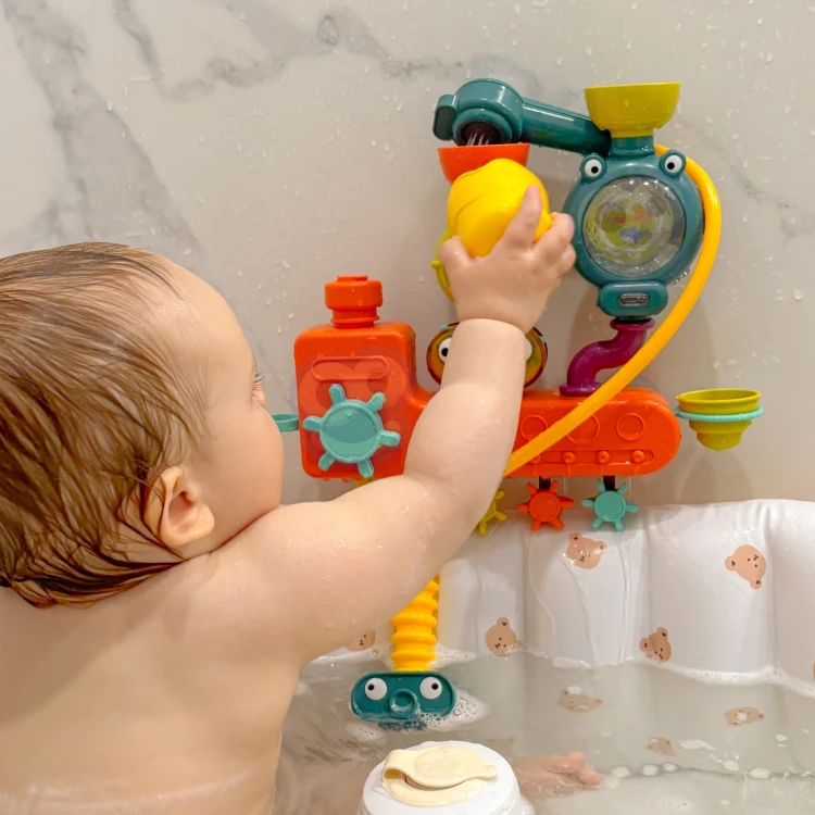 Zbliżenie na kranik i dyszę zabawki WOOPIE BABY 88 — tekstura plastiku oraz otwór przelewowy widoczne wyraźnie