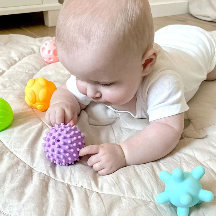 Ujęcie prezentuje możliwość dopasowywania i nakładania elementów z zestawu WOOPIE BABY 6 el. podczas zabawy