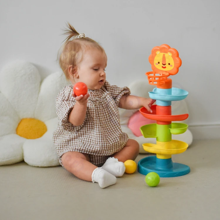 Detal spodniej części kosza na piłeczki WOOPIE BABY — miejsce, skąd kule wpadają na pierwszy poziom toru