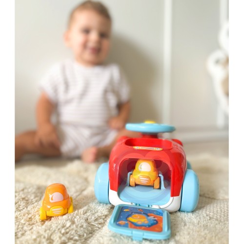 Widok z góry na wyrzutnię z trzema autkami WOOPIE BABY — detal mechanizmu i kolorowe elementy