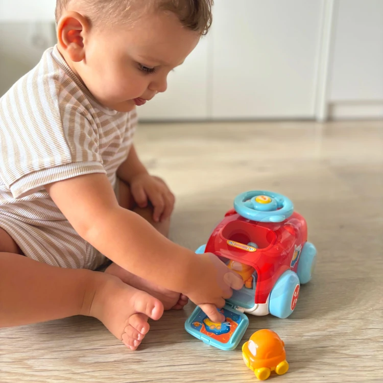 Klatka akcji: rączka naciska katapultę wyrzutni WOOPIE BABY, autko w locie nad podłożem