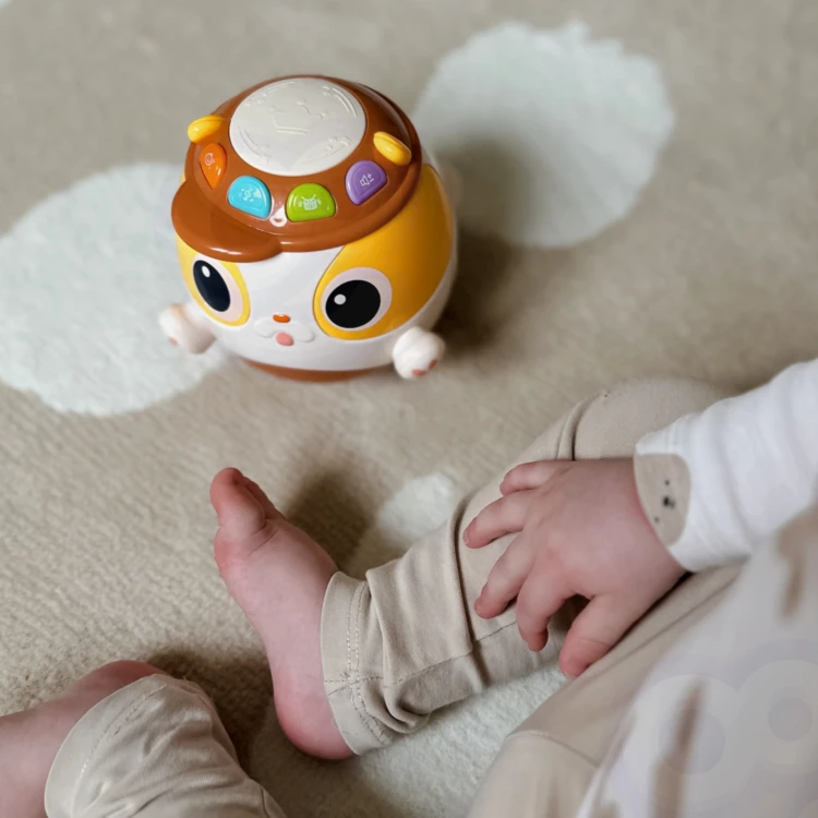 Ujęcie z góry na panel melodyczny i przyciski zabawki muzycznej WOOPIE BABY — efekty świetlne