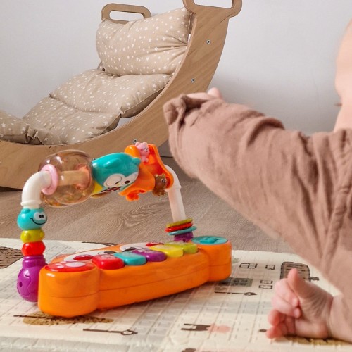 Zbliżenie na kolorowe klawisze interaktywnego pianinka WOOPIE BABY 88 — przyciski muzyczne i grafiką liska