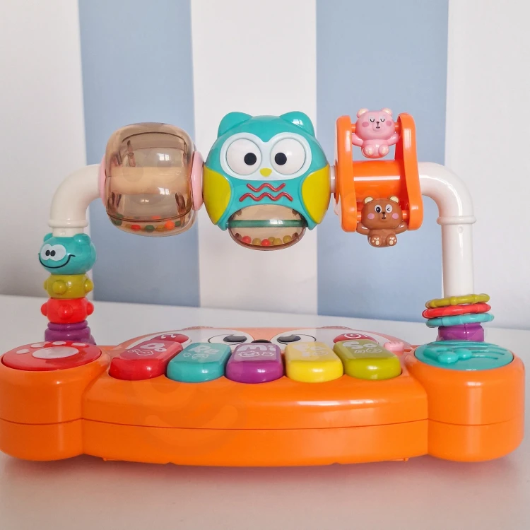 Zbliżenie na klawiaturę z rysunkami nut, przyciskami melodii i oznaczeniami funkcji — pianinko WOOPIE BABY 88
