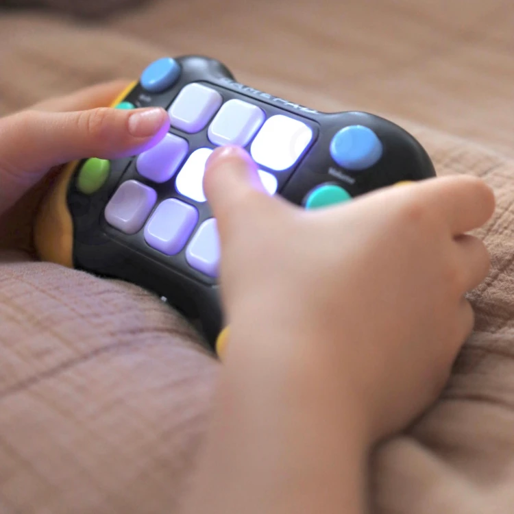 WOOPIE — panel kontrolny z elementami sterującymi i przyciskami dotykowymi na niebieskim kontrolerze Pop‑It