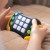 Ręka trzymająca Pop‑It Gamepad WOOPIE — pokaz wygodnego chwytu, ułożenia dłoni i praktycznego użycia