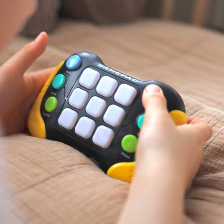 Ręka trzymająca Pop‑It Gamepad WOOPIE — pokaz wygodnego chwytu, ułożenia dłoni i praktycznego użycia