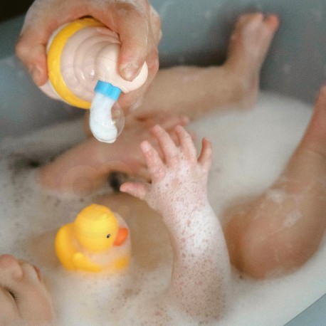 Kaczuszka z zestawu WOOPIE BABY uchwycona z bliska na wodzie — kolorowy detal i uśmiech