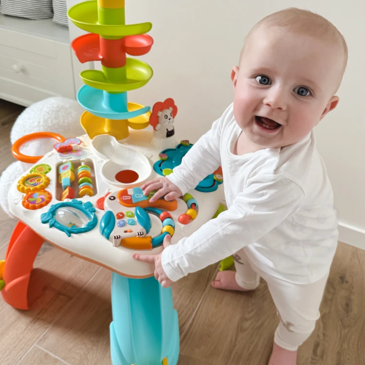 Zbliżenie na elementy sensoryczne i manipulacyjne stolika 88 WOOPIE BABY — kółka, lustro i pokrętła