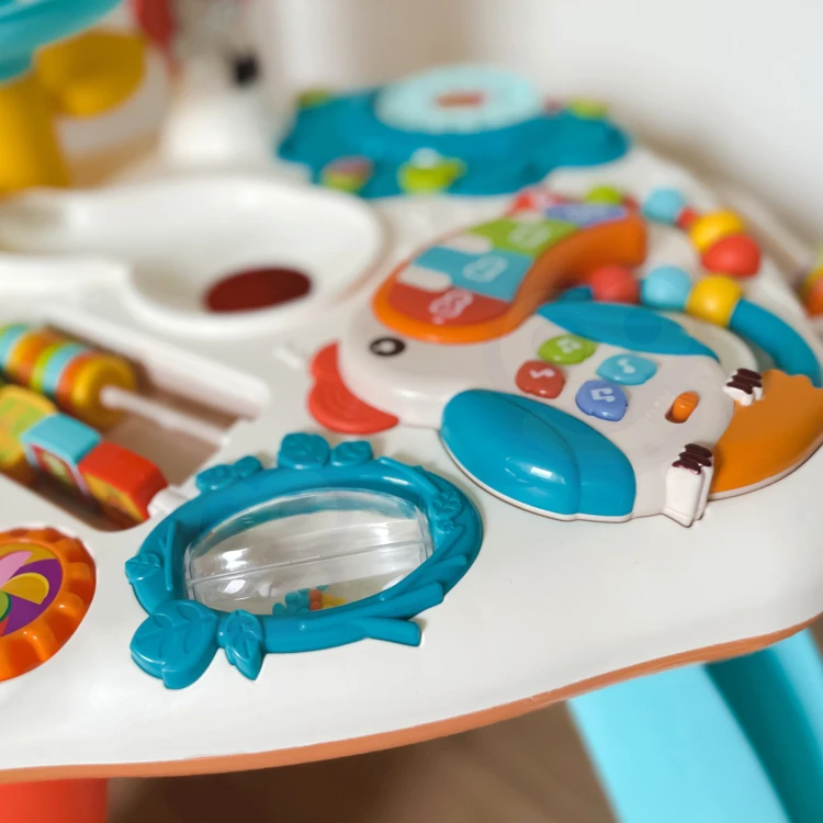Perspektywa boczna Stolik Edukacyjny WOOPIE BABY 88 — stabilne, szerokie nogi i zaokrąglone, bezpieczne krawędzie