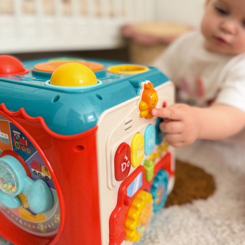Widok z boku kostki aktywności WOOPIE BABY — ruchome moduły i kontrastowe kolory zachęcające do zabawy