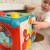 Widok z boku kostki aktywności WOOPIE BABY — ruchome moduły i kontrastowe kolory zachęcające do zabawy