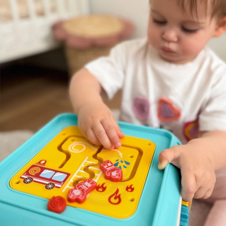 Zbliżenie na obrotowe i przesuwne elementy kostki 6w1 WOOPIE BABY — detale edukacyjne w stylu Montessori