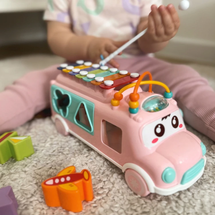 Detal cymbałków i klawiszy w różowym sorterze WOOPIE BABY 88 — zbliżenie na element muzyczny