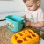 Instrukcja i karty do nauki alfabetu — akcesoria do Sorter 2w1 WOOPIE BABY ułożone obok