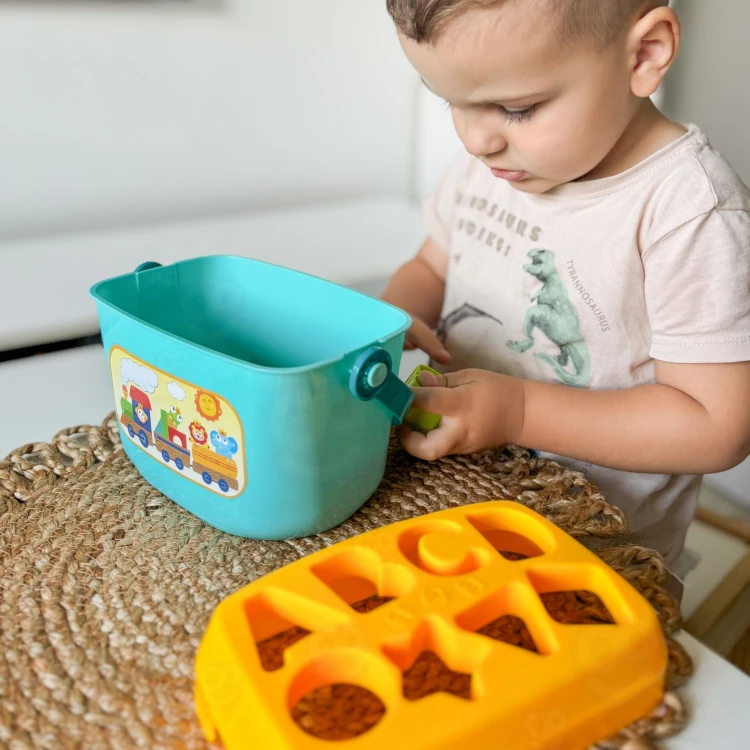 Instrukcja i karty do nauki alfabetu — akcesoria do Sorter 2w1 WOOPIE BABY ułożone obok