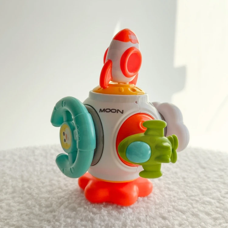Widok rozłożonych modułów 6w1 — rakieta, klocki i piłka WOOPIE BABY ułożone do zabawy Montessori