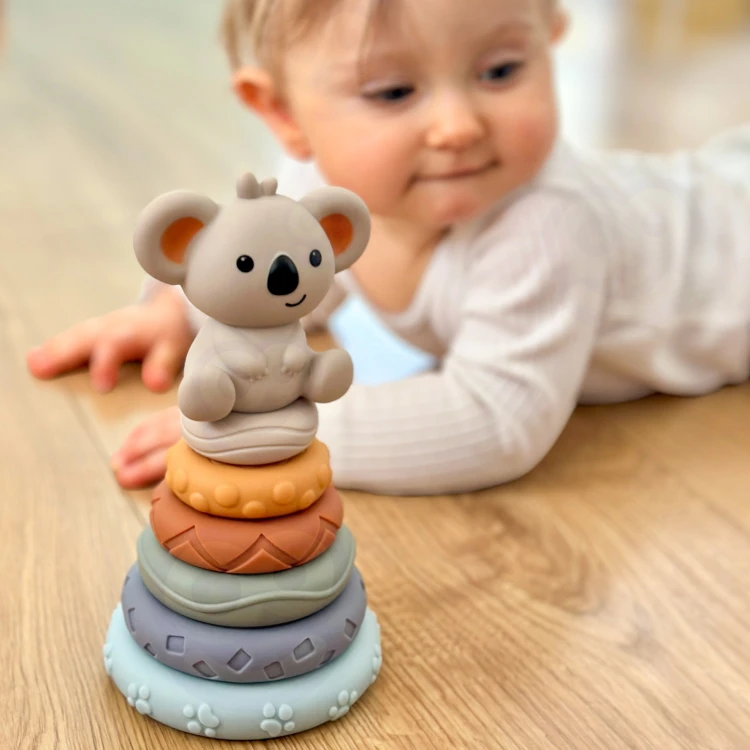 Maluch bawi się klockami sensorycznymi WOOPIE BABY — chwytanie i układanie elementów wspomagające motorykę