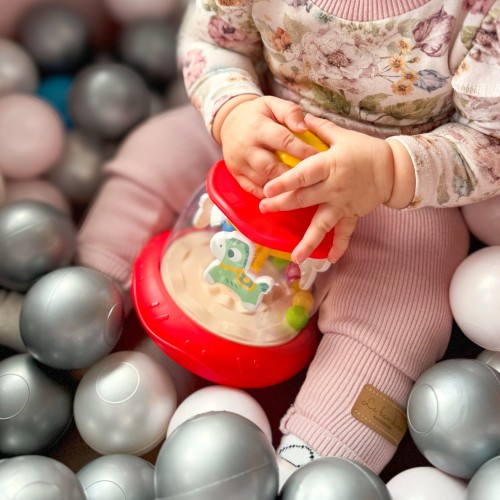 Widok z góry karuzeli WOOPIE BABY — obracające się koniki i centralna część mechanizmu w kadrze