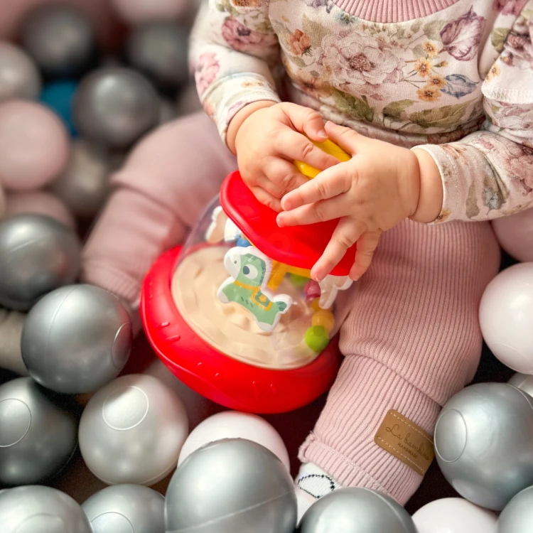 Widok z góry karuzeli WOOPIE BABY — obracające się koniki i centralna część mechanizmu w kadrze