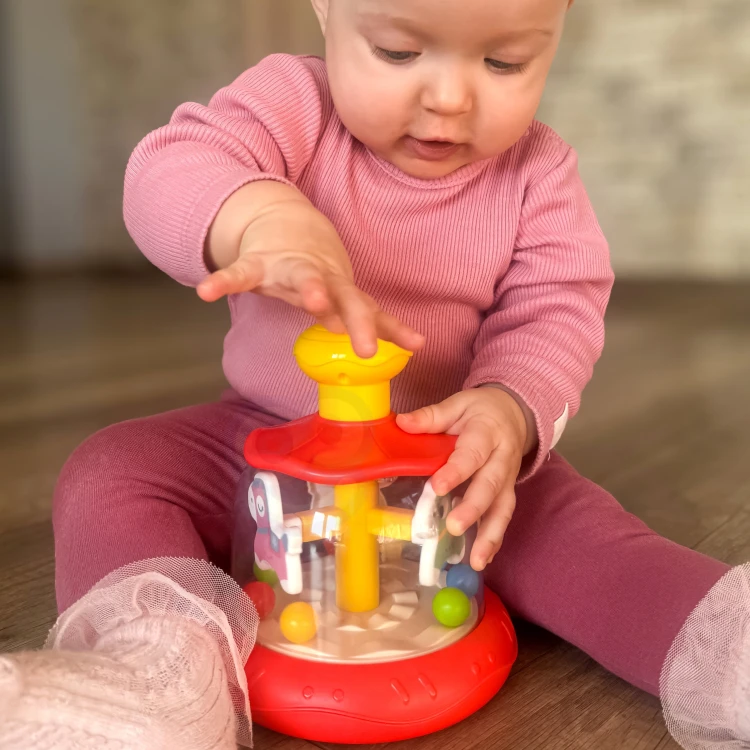 Zbliżenie kolorowych koników karuzeli WOOPIE BABY — malowane detale i żywe barwy figurek