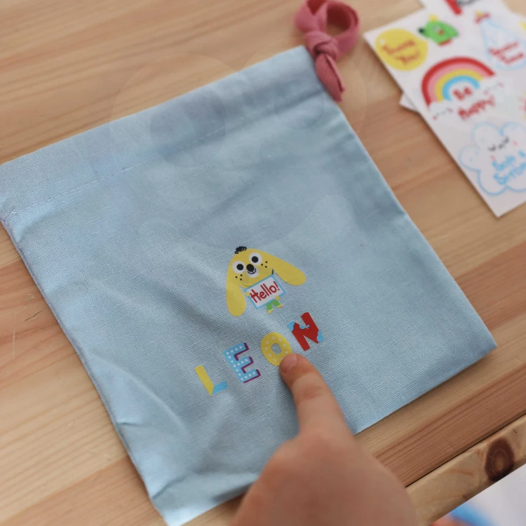 Rozrzucone elementy dekoracyjne i naklejki obok Magicznej Torebki — detal WOOPIE ART&amp;FUN