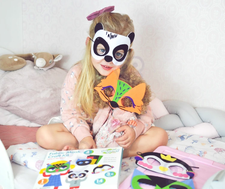 Widok rozłożonych elementów i instrukcji zestawu WOOPIE ART&amp;FUN — organizacja części przed montażem maski